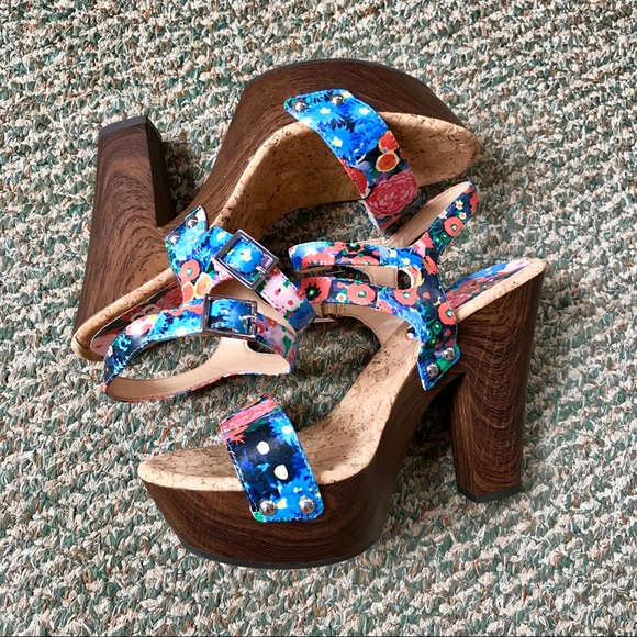 Gianni Bini Shoes - FLORAL GIANNI BINI HEELS🌸